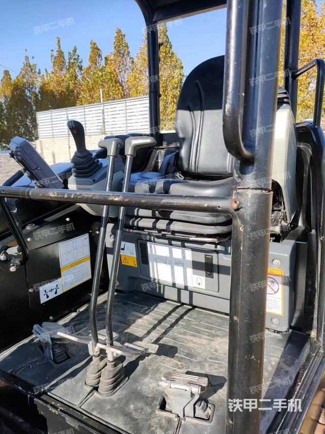 駕駛室頂部（整機外觀）