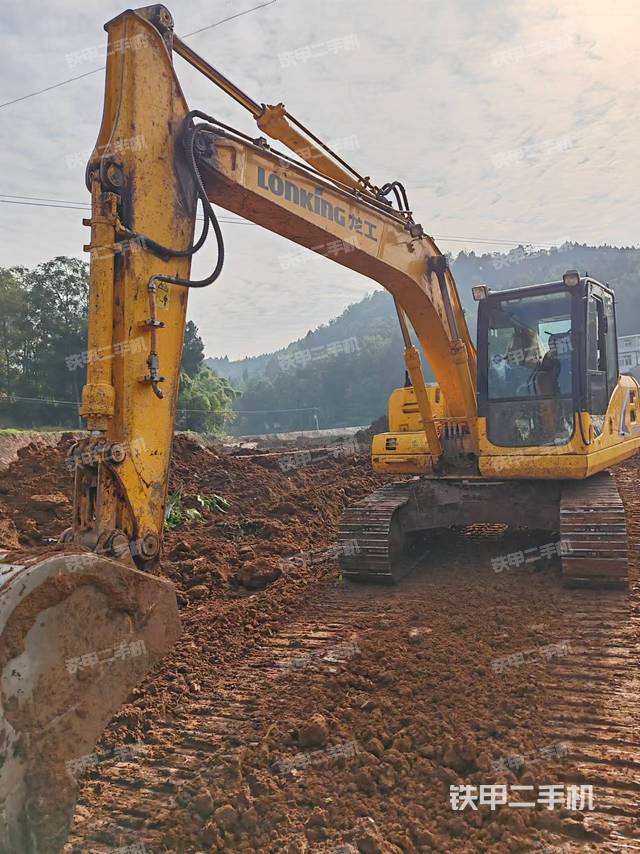 駕駛室頂部(整機(jī)外觀) 駕駛室頂部(整機(jī)外觀)