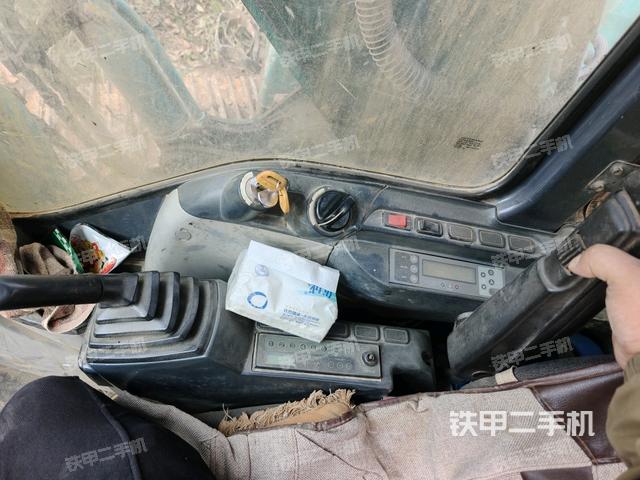 座椅右側控制臺/鑰匙門/油門/含右手柄(駕駛室部分) 座椅右側控制臺/鑰匙門/油門/含右手柄(駕駛室部分)