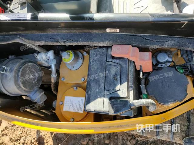 液壓泵艙室正面整體（整機外觀）