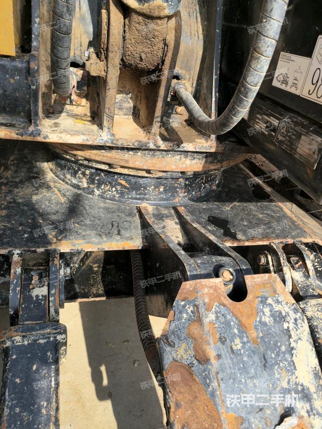 轉(zhuǎn)盤和下車架正前（工作和回轉(zhuǎn)裝置）