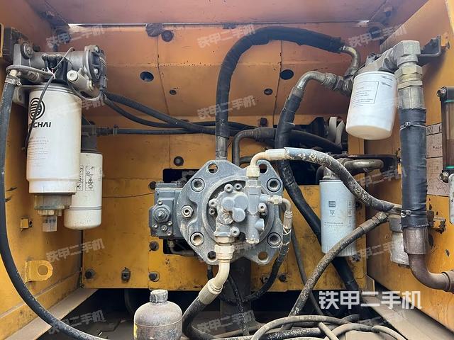 液壓泵艙室正面整體（整機外觀）