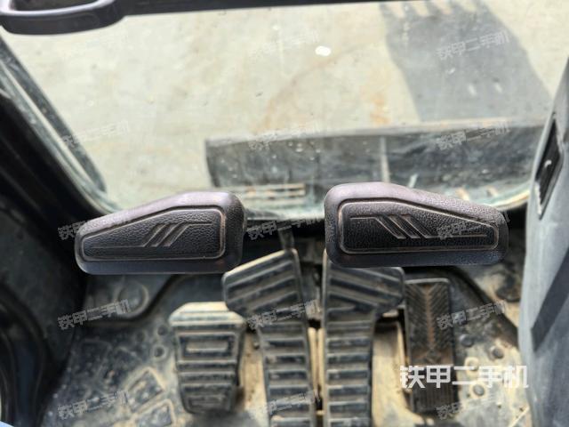 行走控制手柄和踏板?俯拍（駕駛室部分）