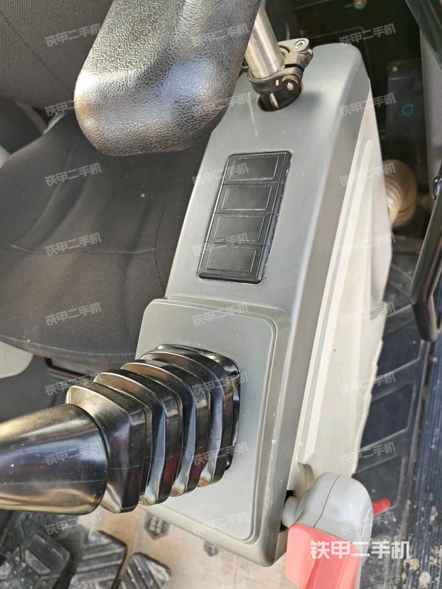 座椅右側(cè)控制臺(tái)/鑰匙門(mén)/油門(mén)/含右手柄(駕駛室部分) 座椅右側(cè)控制臺(tái)/鑰匙門(mén)/油門(mén)/含右手柄(駕駛室部分)