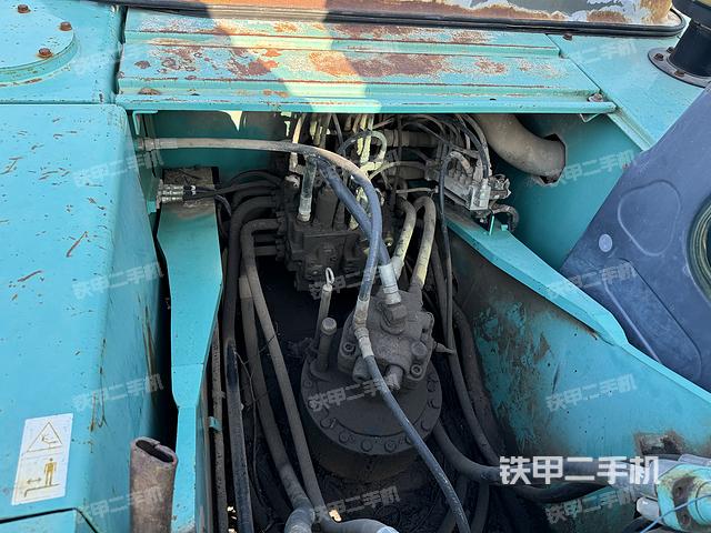 回轉(zhuǎn)馬達(dá)和主控閥(整機(jī)外觀) 回轉(zhuǎn)馬達(dá)和主控閥(整機(jī)外觀)