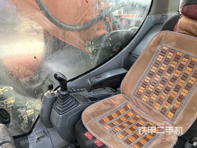 行走控制手柄和踏板?俯拍(駕駛室部分) 行走控制手柄和踏板?俯拍(駕駛室部分)