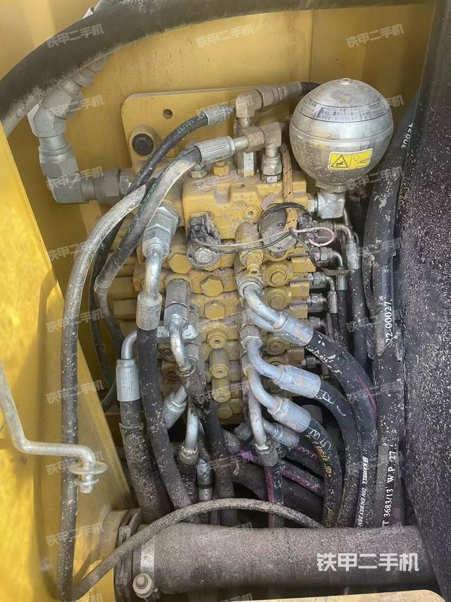 回轉(zhuǎn)馬達和主控閥（整機外觀）