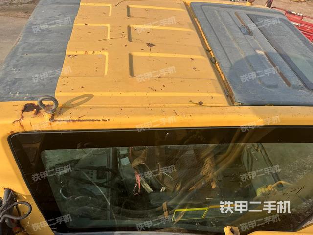 駕駛室頂部(整機(jī)外觀) 駕駛室頂部(整機(jī)外觀)