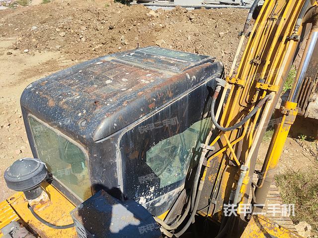駕駛室頂部(整機(jī)外觀) 駕駛室頂部(整機(jī)外觀)