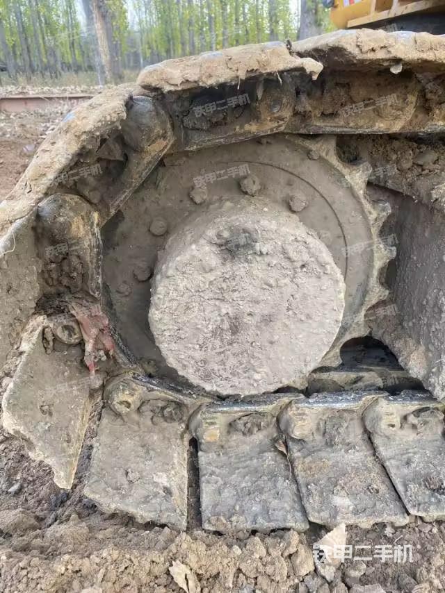 單側(cè)履帶整體(整機(jī)外觀) 單側(cè)履帶整體(整機(jī)外觀)