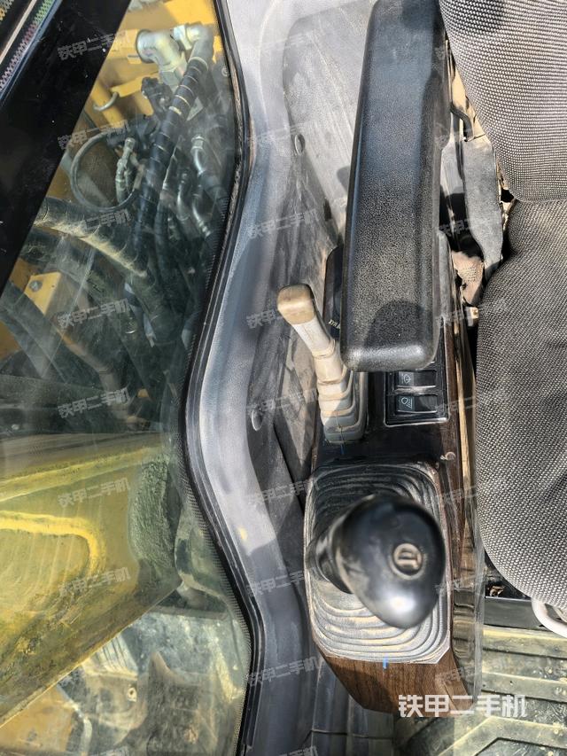 座椅右側(cè)控制臺(tái)/鑰匙門/油門/含右手柄（駕駛室部分）