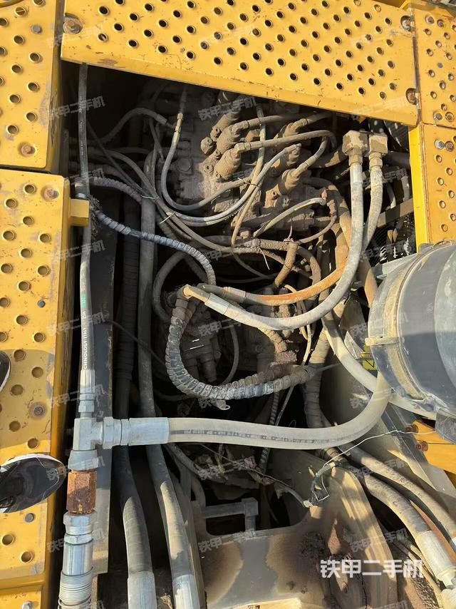 回轉(zhuǎn)馬達(dá)和主控閥（整機(jī)外觀）