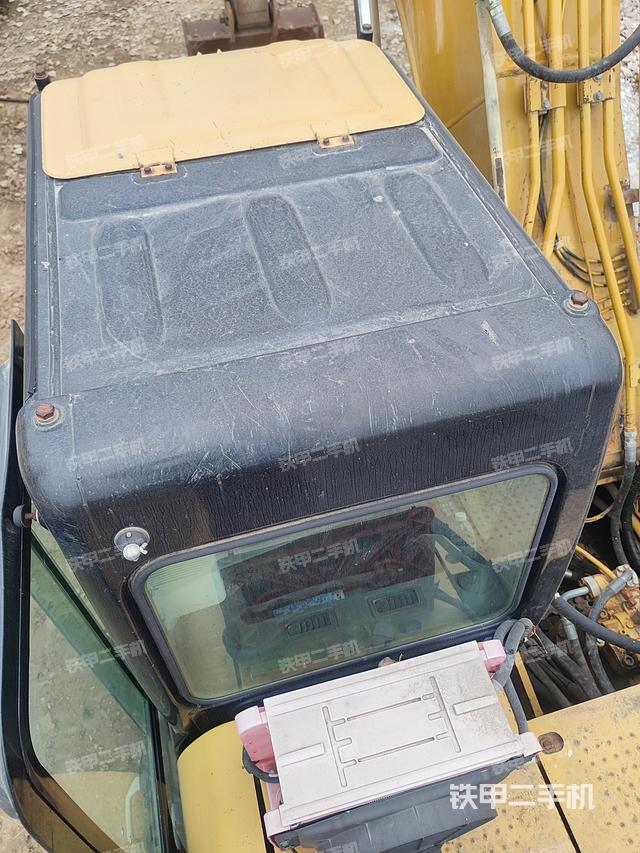 駕駛室頂部(整機(jī)外觀) 駕駛室頂部(整機(jī)外觀)