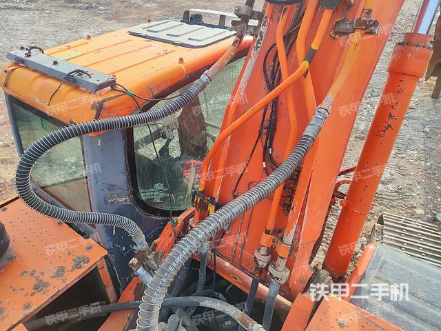 駕駛室頂部(整機(jī)外觀) 駕駛室頂部(整機(jī)外觀)