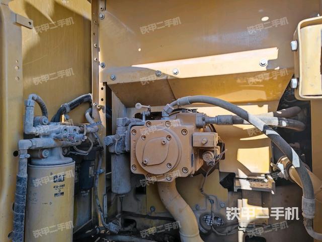 液壓泵艙室正面整體(整機外觀) 液壓泵艙室正面整體(整機外觀)