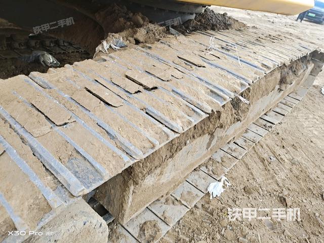 單側(cè)履帶整體(整機(jī)外觀) 單側(cè)履帶整體(整機(jī)外觀)