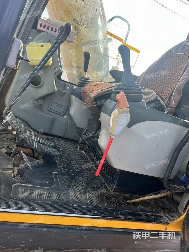 駕駛室整體(整機(jī)外觀) 駕駛室整體(整機(jī)外觀)