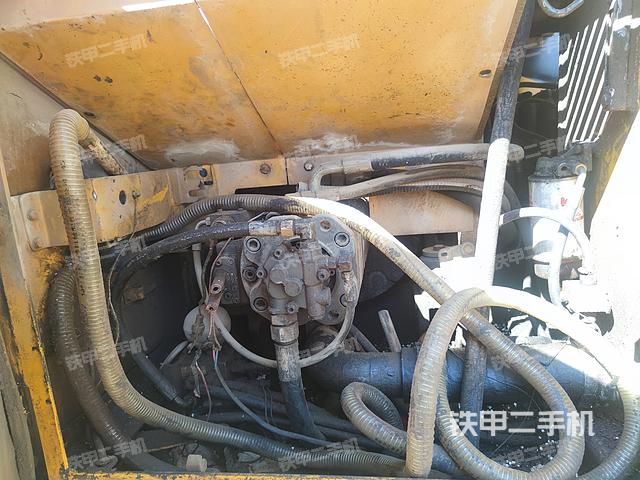 液壓泵艙室正面整體(整機(jī)外觀) 液壓泵艙室正面整體(整機(jī)外觀)