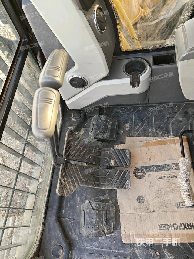 行走控制手柄和踏板?俯拍(駕駛室部分) 行走控制手柄和踏板?俯拍(駕駛室部分)