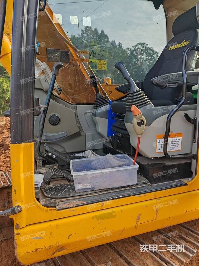 駕駛室整體(整機(jī)外觀) 駕駛室整體(整機(jī)外觀)