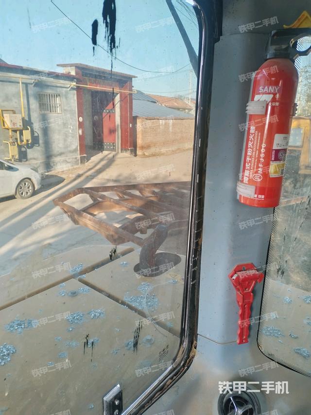 行走控制手柄和踏板?俯拍（駕駛室部分）