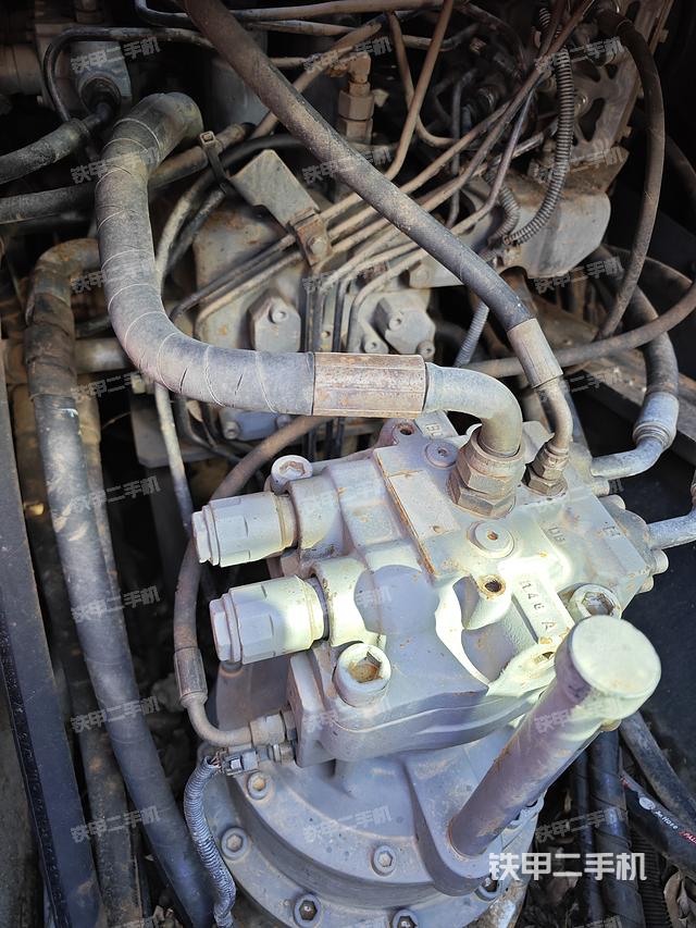 回轉(zhuǎn)馬達(dá)和主控閥（整機(jī)外觀）