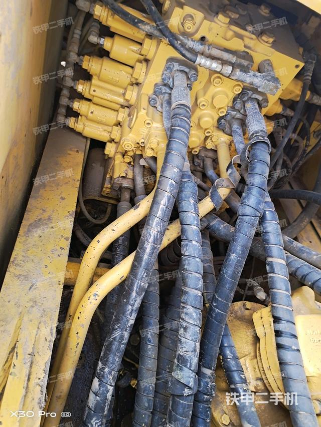 回轉(zhuǎn)馬達(dá)和主控閥(整機(jī)外觀) 回轉(zhuǎn)馬達(dá)和主控閥(整機(jī)外觀)