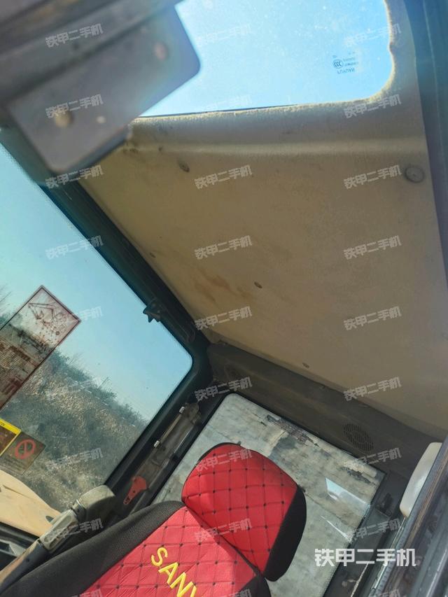 駕駛室頂部(整機外觀) 駕駛室頂部(整機外觀)
