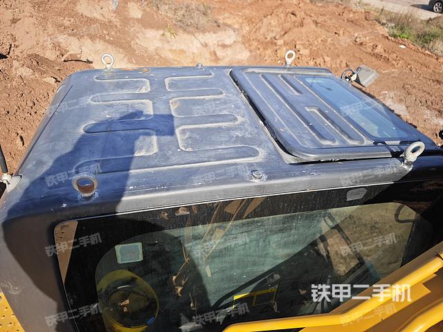 駕駛室頂部(整機(jī)外觀) 駕駛室頂部(整機(jī)外觀)