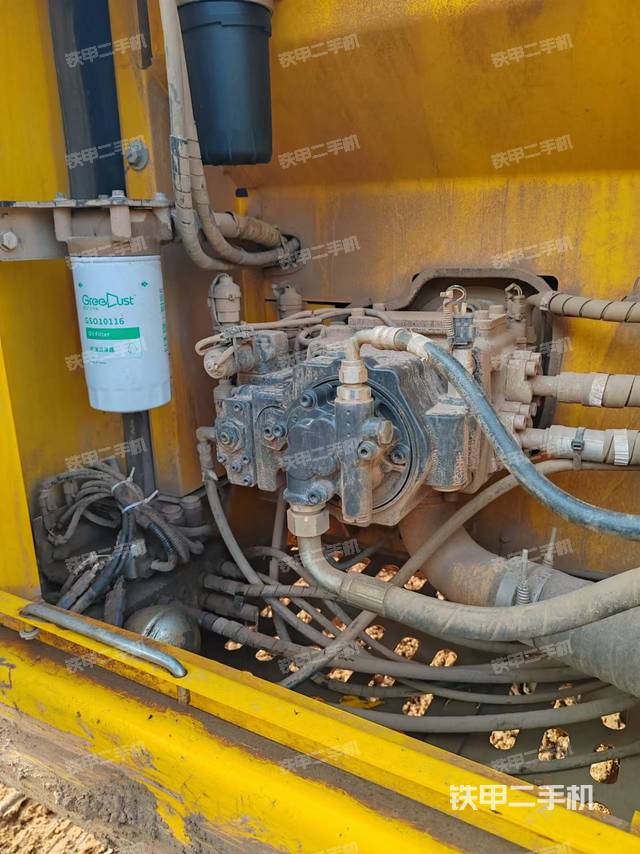 液壓泵艙室正面整體(整機(jī)外觀) 液壓泵艙室正面整體(整機(jī)外觀)