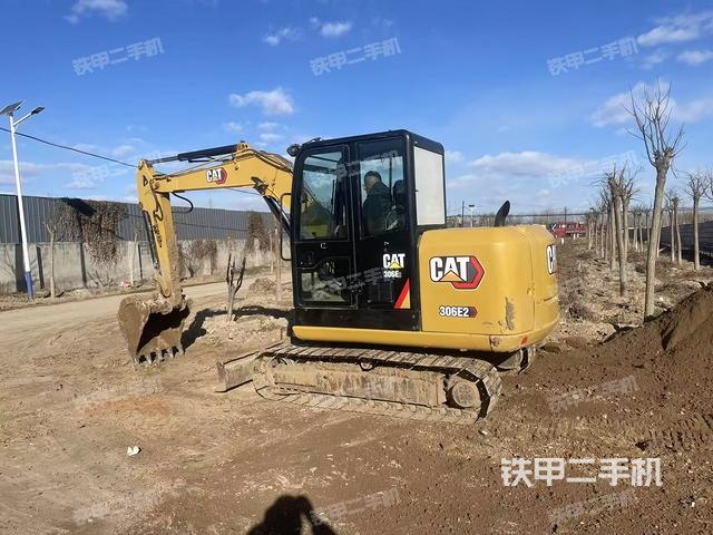 駕駛室頂部（整機外觀）