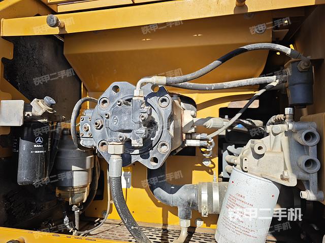 液壓泵艙室正面整體(整機(jī)外觀) 液壓泵艙室正面整體(整機(jī)外觀)