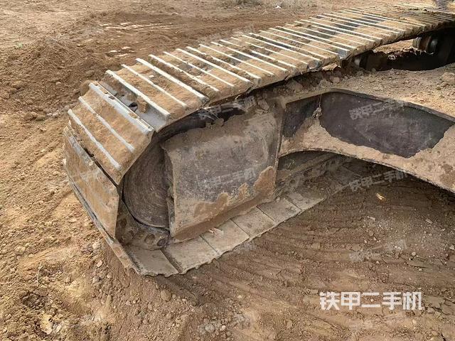 單側(cè)履帶整體(整機(jī)外觀) 單側(cè)履帶整體(整機(jī)外觀)