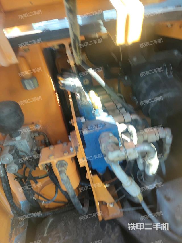 回轉(zhuǎn)馬達(dá)和主控閥（整機(jī)外觀）