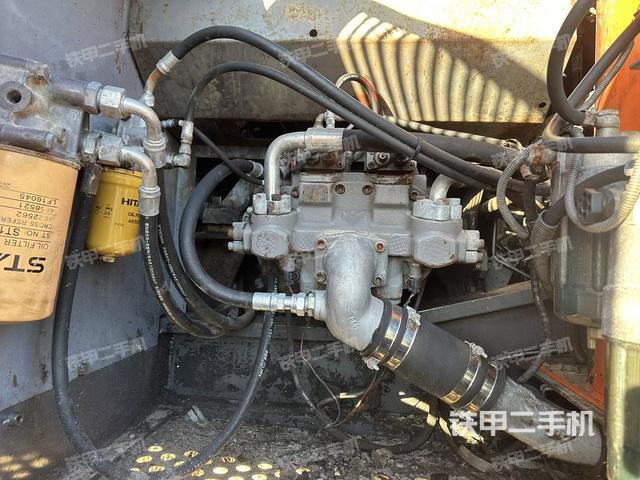 液壓泵艙室正面整體（整機外觀）