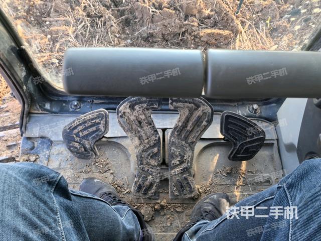 行走控制手柄和踏板?俯拍（駕駛室部分）