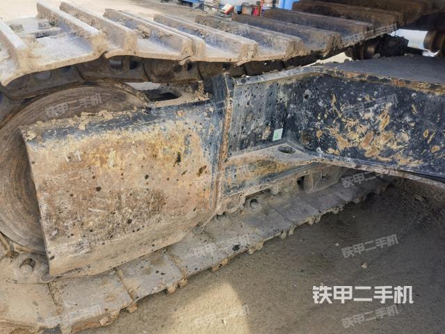 單側(cè)履帶整體(整機(jī)外觀) 單側(cè)履帶整體(整機(jī)外觀)