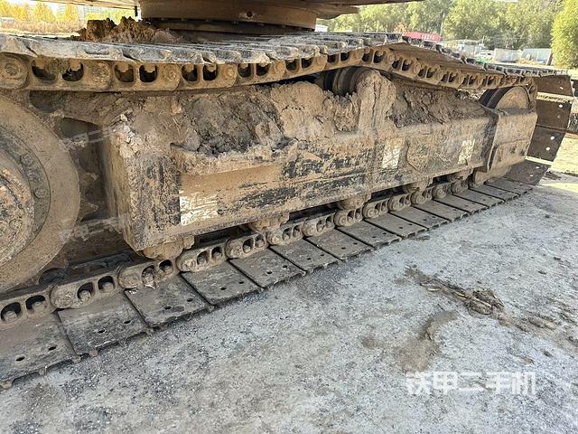 單側(cè)履帶整體(整機(jī)外觀) 單側(cè)履帶整體(整機(jī)外觀)