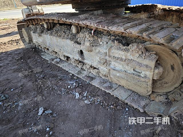 單側(cè)履帶整體(整機(jī)外觀) 單側(cè)履帶整體(整機(jī)外觀)