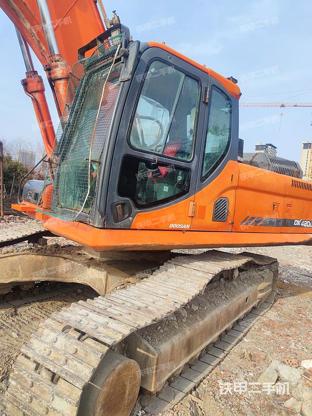 駕駛室整體(整機(jī)外觀) 駕駛室整體(整機(jī)外觀)