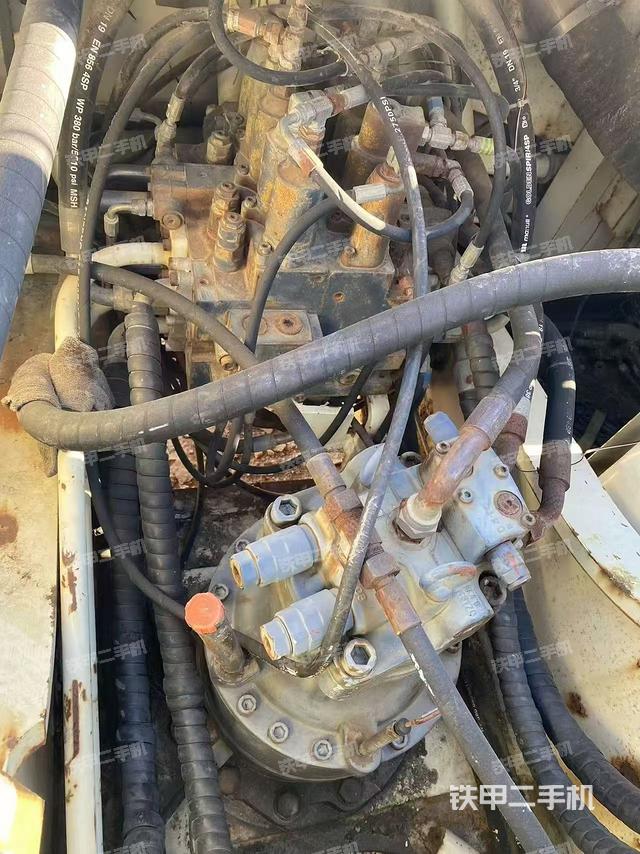 回轉(zhuǎn)馬達(dá)和主控閥（整機(jī)外觀）