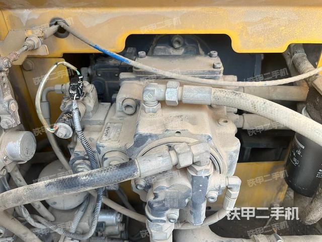 液壓泵艙室正面整體(整機(jī)外觀) 液壓泵艙室正面整體(整機(jī)外觀)