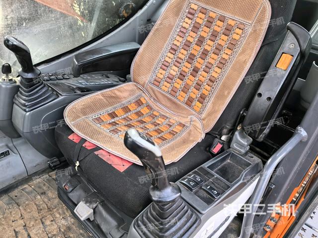 座椅右側(cè)控制臺(tái)/鑰匙門/油門/含右手柄(駕駛室部分) 座椅右側(cè)控制臺(tái)/鑰匙門/油門/含右手柄(駕駛室部分)