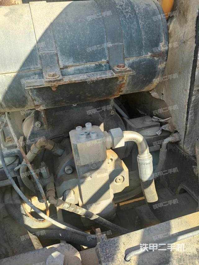 液壓泵艙室正面整體(整機外觀) 液壓泵艙室正面整體(整機外觀)