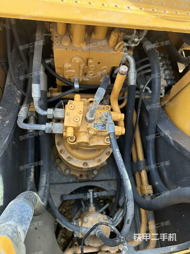 回轉(zhuǎn)馬達(dá)和主控閥（整機(jī)外觀）