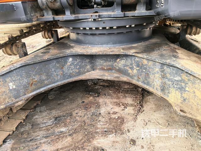 大臂根部?斜視(工作和回轉(zhuǎn)裝置) 大臂根部?斜視(工作和回轉(zhuǎn)裝置)