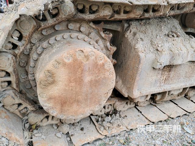 左驅(qū)動輪（行走機構(gòu)）