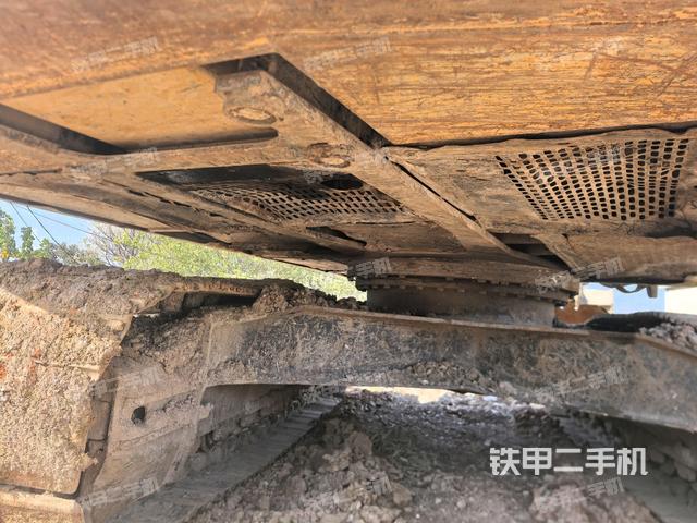 轉(zhuǎn)盤(pán)和下車架正前(工作和回轉(zhuǎn)裝置) 轉(zhuǎn)盤(pán)和下車架正前(工作和回轉(zhuǎn)裝置)