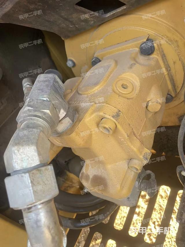 液壓泵艙室正面整體（整機外觀）