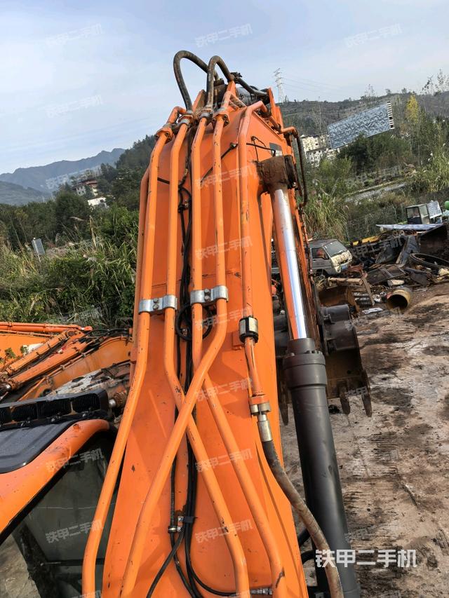 大臂背部俯視(工作和回轉(zhuǎn)裝置) 大臂背部俯視(工作和回轉(zhuǎn)裝置)